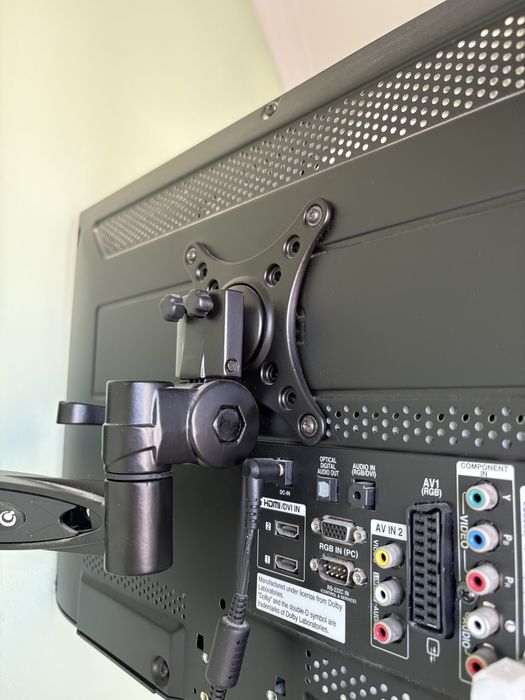 TV LG 22’ com suportes para móvel e parede