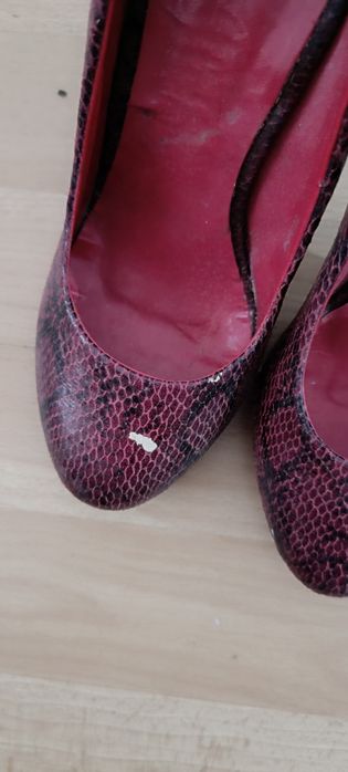 Sapatos vermelhos e pretos, tamanho 35 de salto alto. Tem uma falha de