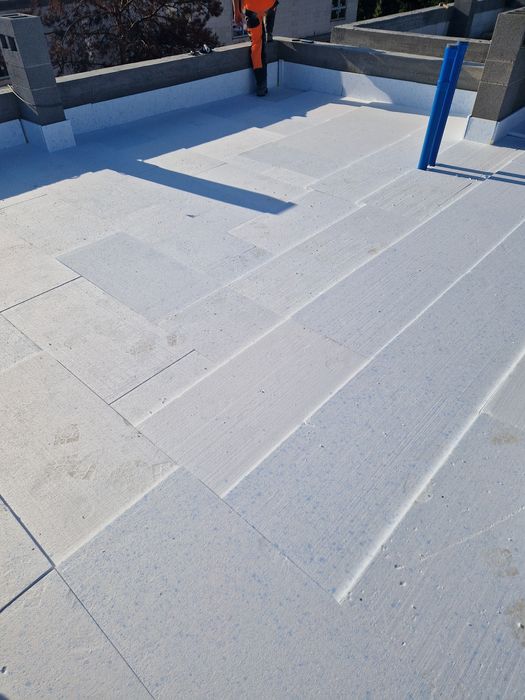 Rozkładanie   styropianu.