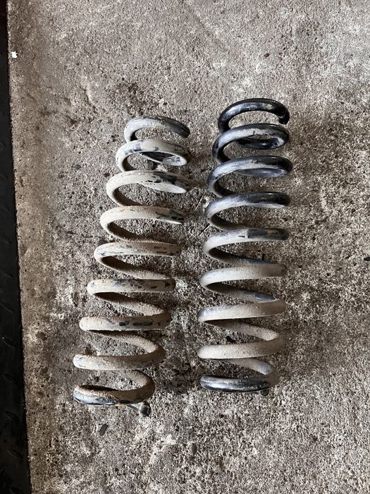 Bmw e90 sprezyny tył komplet