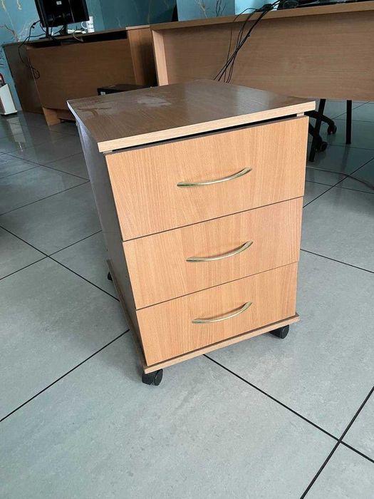 письмовий стол, стільці, крісла