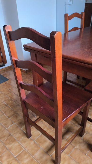 Mesa extensível de madeira em mogno com 6 cadeiras