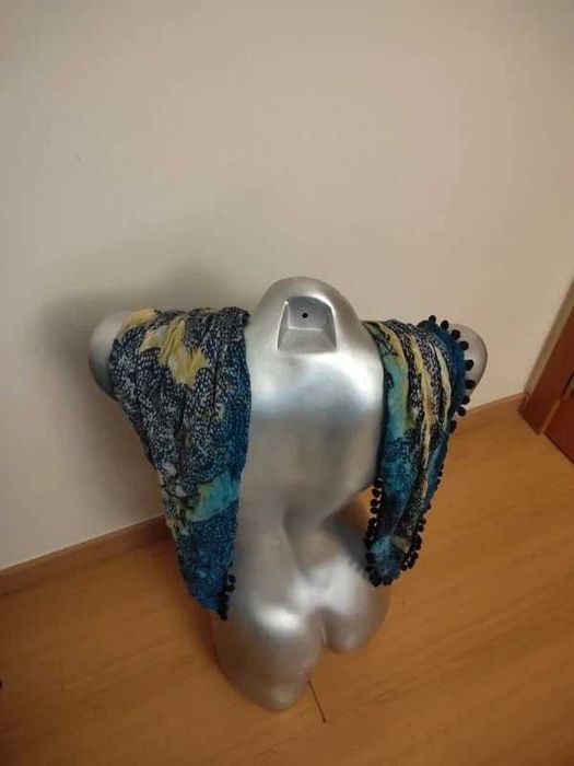 echarpe ou lenço com padrão abstrato ou de inspiração tribal