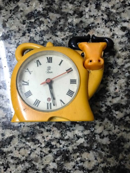 Rádios antigos entre outros eletrônicos para colecionadores