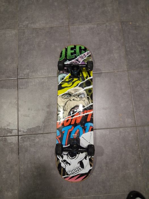 Skate com desenho atras