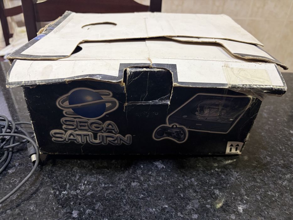 Sega Saturn + 3 comandos + Caixa