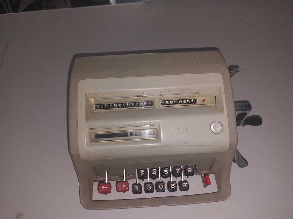 Maquina calculadora facit muito antiga