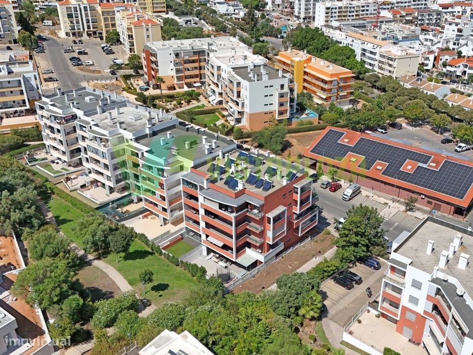Apartamento T2 com Grandes Varandas e Garagem Box no Barranco do Ro...