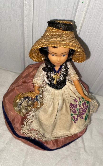 Linda e pequena boneca antiga