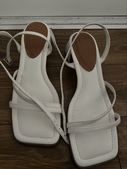 Białe sandałki na słupku 38