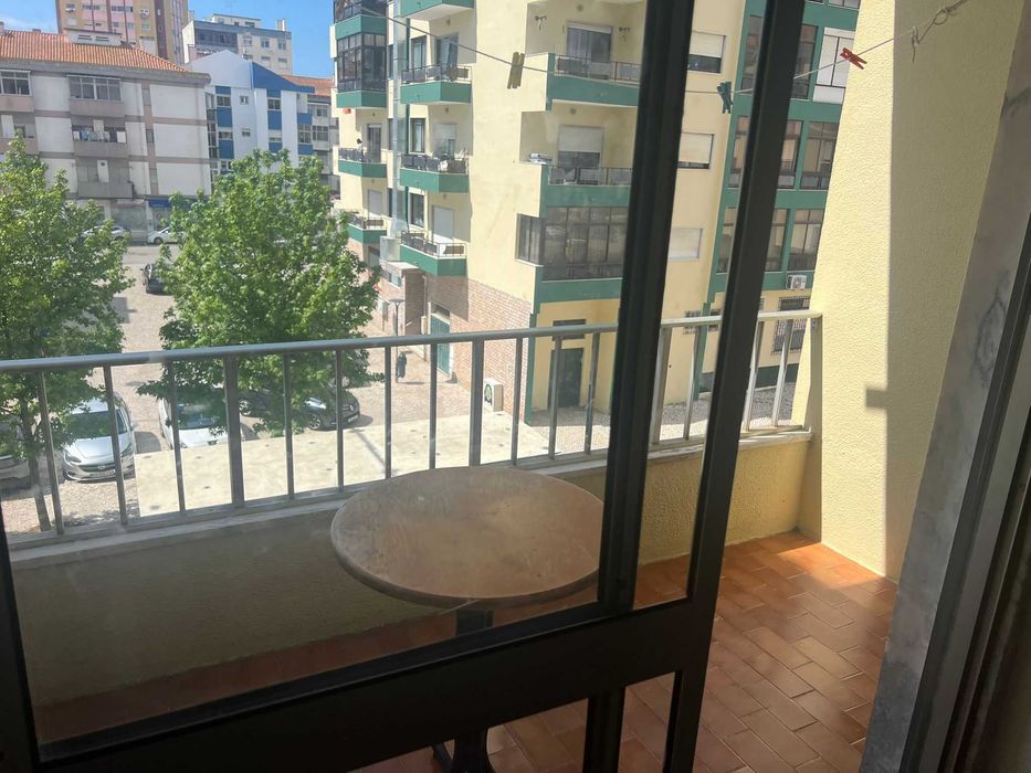 quarto para arrendar inserido num T3 Amora