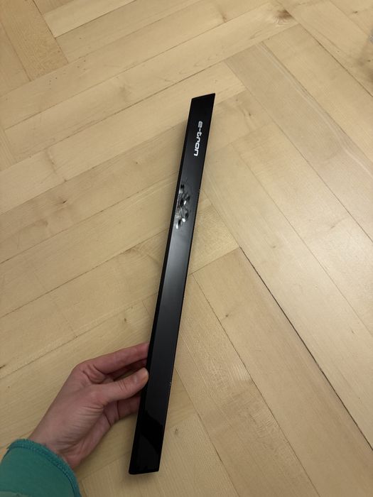 Декоративна накладка торпедо Audi Q8 e-tron 2023