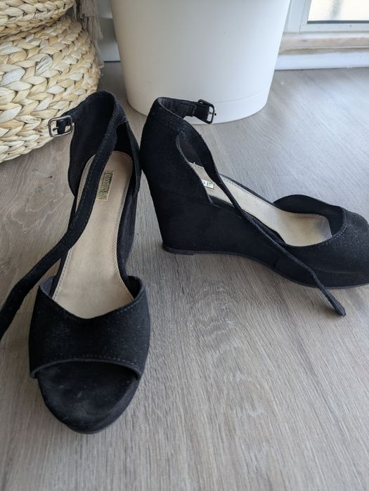 Sandálias pretas de cunha - Nr39