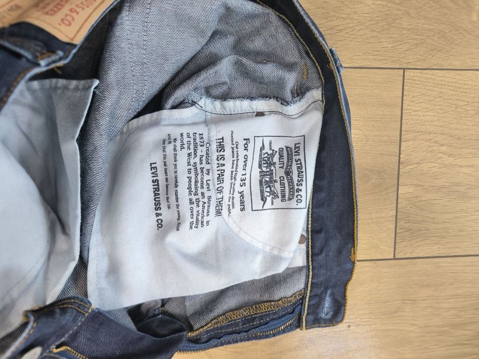 Нові джинси  Levi's