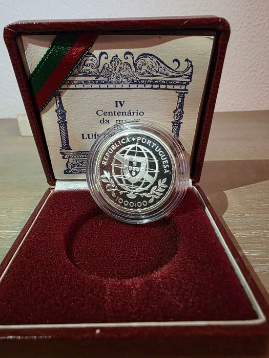Moeda Comemorativa Proof em Prata 925 – IV Centenário da Morte de Luís de Camões – 1000 Escudos – INCM