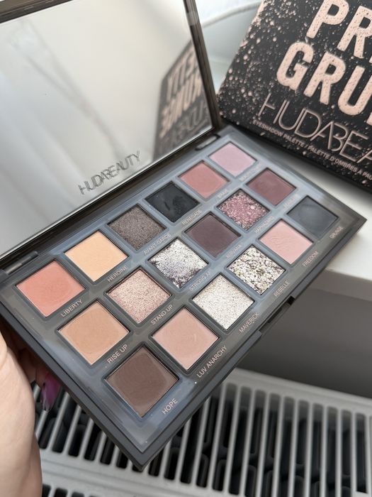Huda Beauty Pretty Grunge paleta cieni