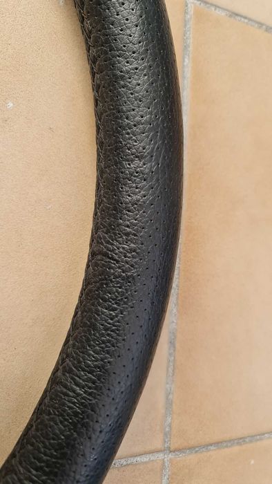 Volante UMM pele perfurada