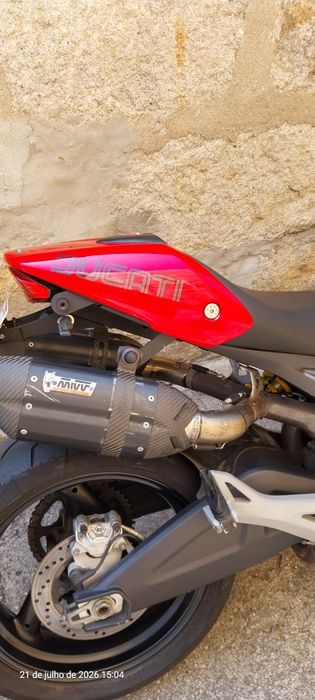 Ducati Monster com muitos extras