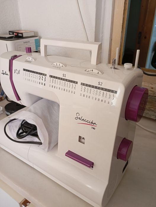 Vendo máquina de costura ,nova.