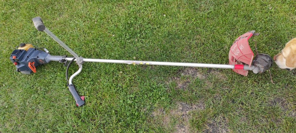 Kosa spalinowa Husqvarna uszkodzona.