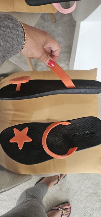 Chinelos / Sandálias Moo Chuu (Tamanho 36) – Preto/laranja com Estrela e Coração
