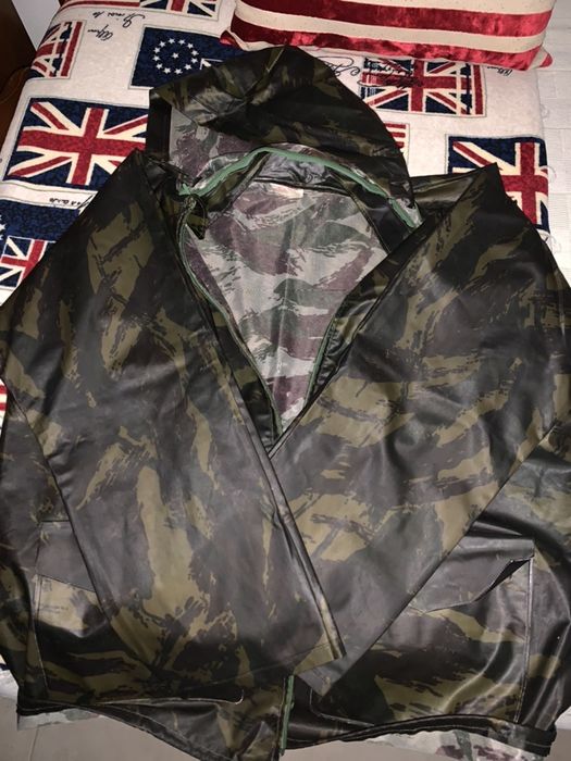 Impermeável camuflado