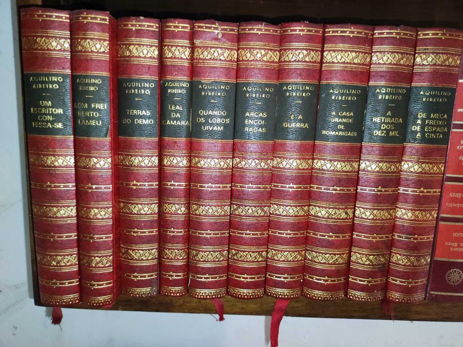 Coleção de 10 livros encadernados, do escritor Aquilino Ribeiro.