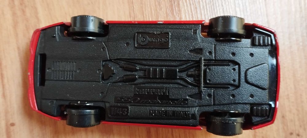 Model autko burago Ferrari Maranello 550  1:43 czerwona  bestia :)
