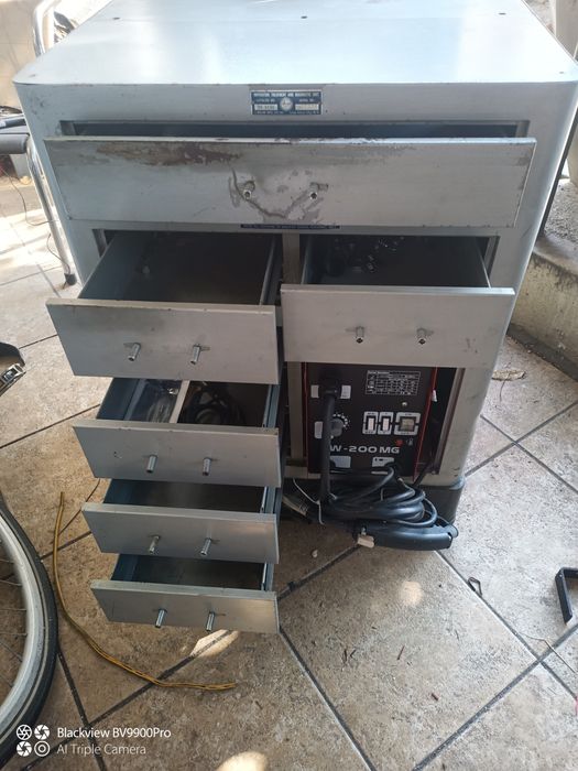 Uma banca com rodas muito boas arrumações de ferramentas ou o que  pre