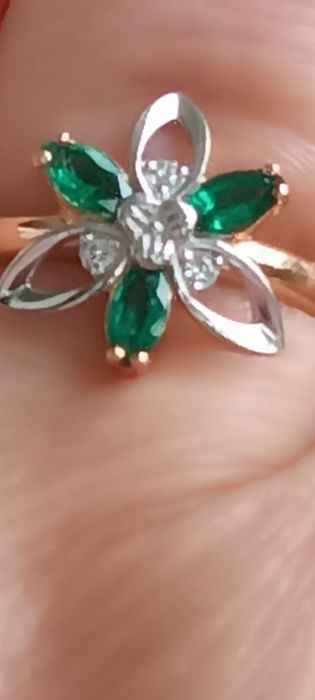 Каблучка золота 585 з діамантами та смарагдами 3,17г р.17,5-18