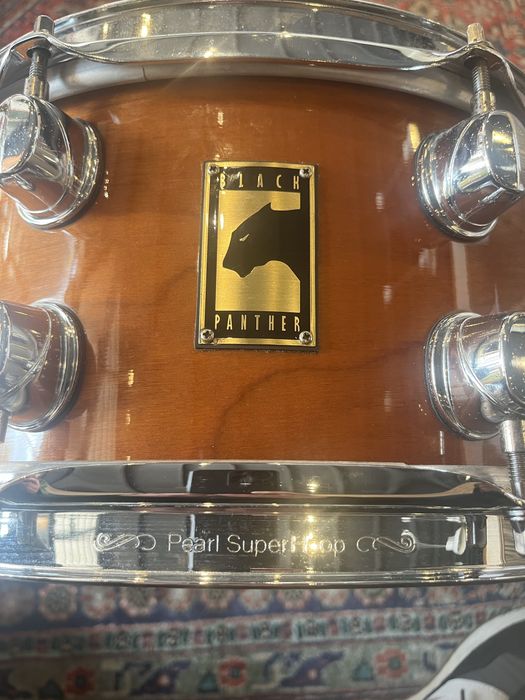 Tarola Mapex Black Panther 13x5,5 com Pearl super hoops