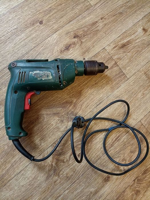 Електродриль (дрель) мережева в робочому стані