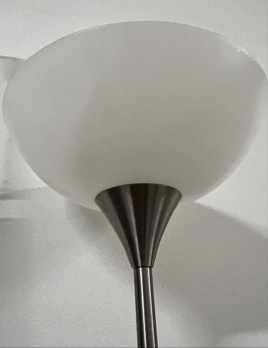 Candeeiro de pé com 2 focos em metal cromado