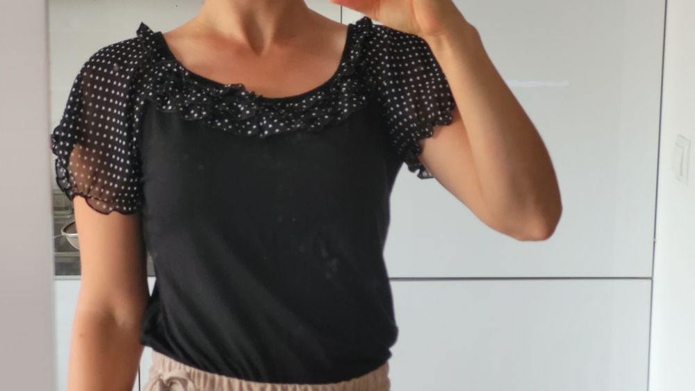Czarna bluzka z krótkim rękawem