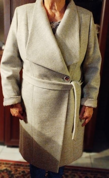 Jasnoszary płaszcz zimowy