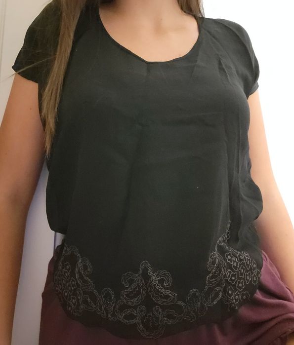 Tshirt preta com detalhes bordados