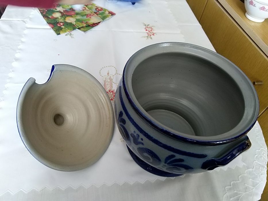 Waza kamionkowa z pokrywką.