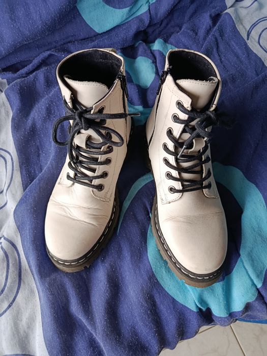 Botas  de cor bege de