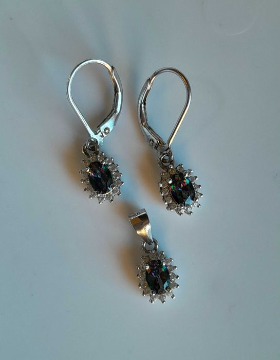 Srebrny komplet z Mystic Topaz. Kolczyki i zawieszka.