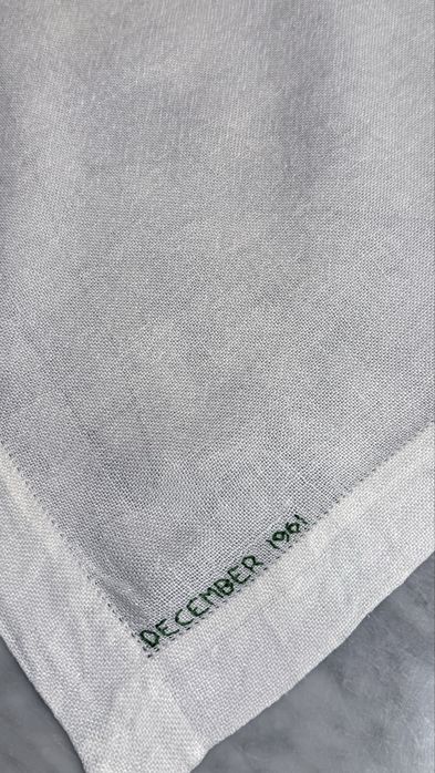 Obrus lniany z haftem krzyżykowym, kwiatowy wzór,  rękodzieło