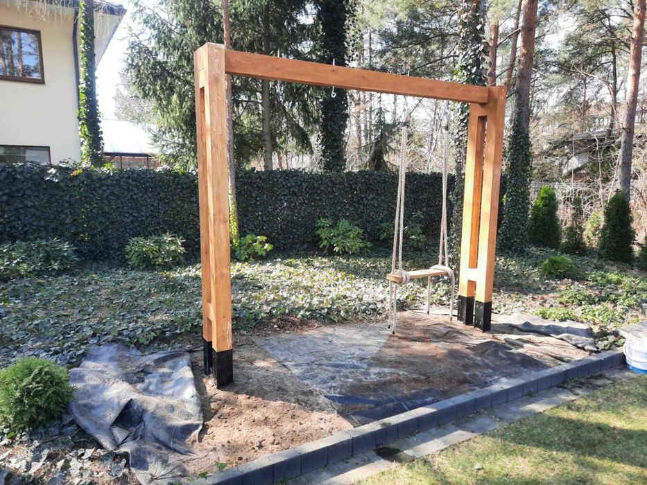 Nowoczesna huśtawka ogrodowa drewniana, stelaż