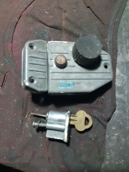 Накладний замок на двері.