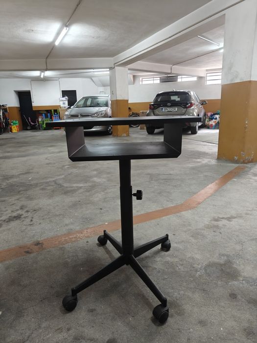 Vendo mesa de TV ou outros afins.