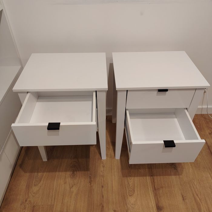 Dwie białe szafki nocne – drewniane – komplet