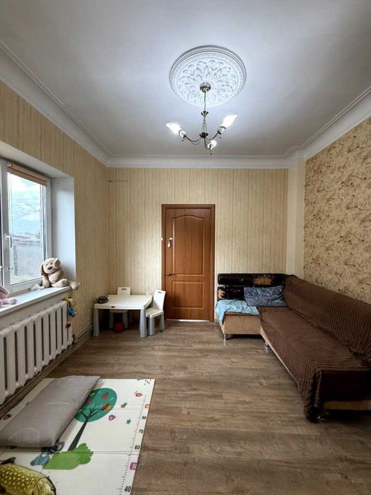Продам частину будинка з власним двором і гаражем