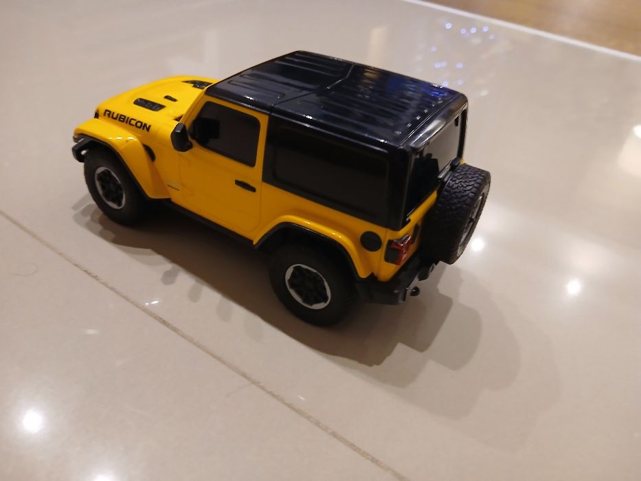 Jeep zółty sterowany na pilota.