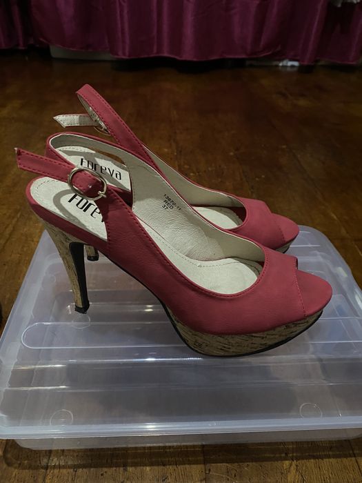 Sandálias vermelhas da marca Foreva