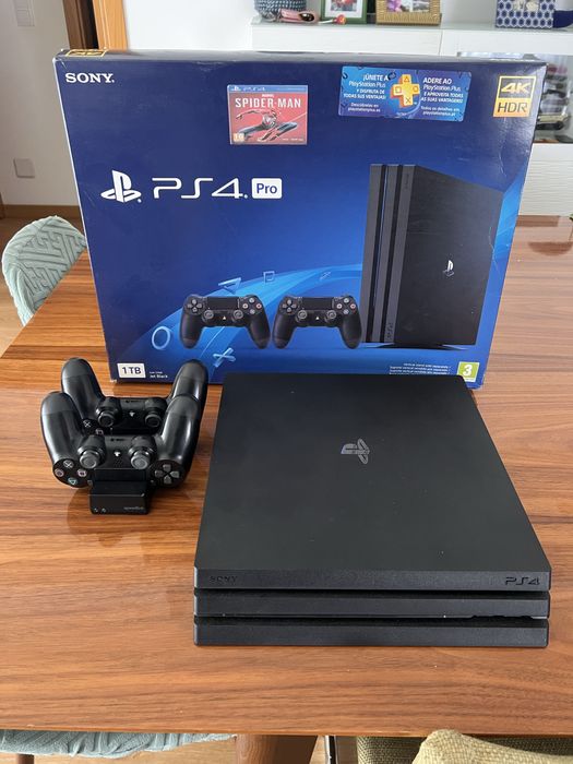 PS4 Pro com 2 comandos e caixa