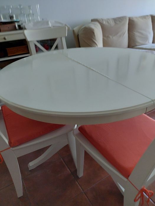 Conjunto de mesa e cadeiras