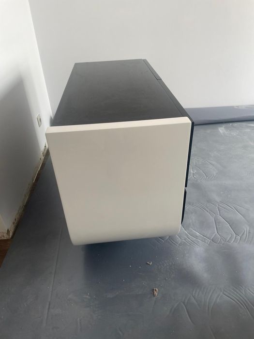 Comoda preta e branca